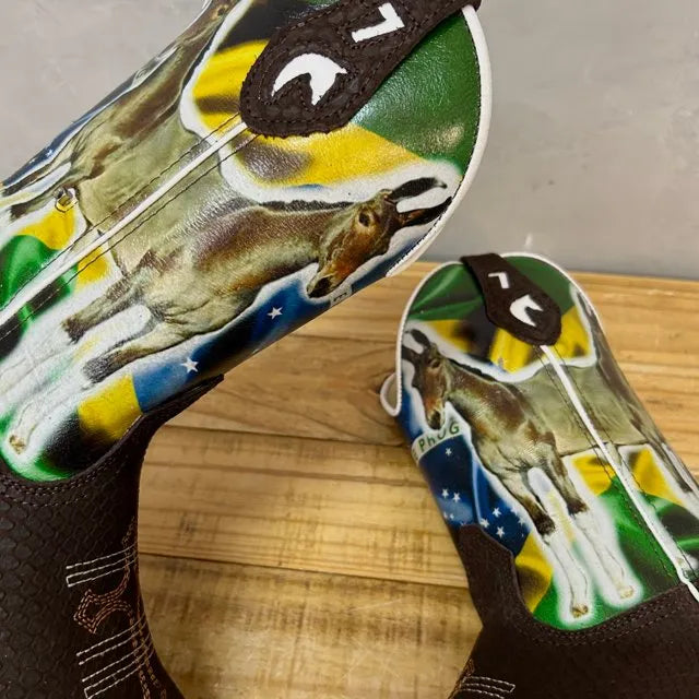 BotaFaca Muladeiros do Brasil
- Couro Cano Nobuck Cru com Estampa | Couro Gáspea Nobuck Chocolate Estilizado em Tilápia | Florão com Cruz e Bainha Brasileira