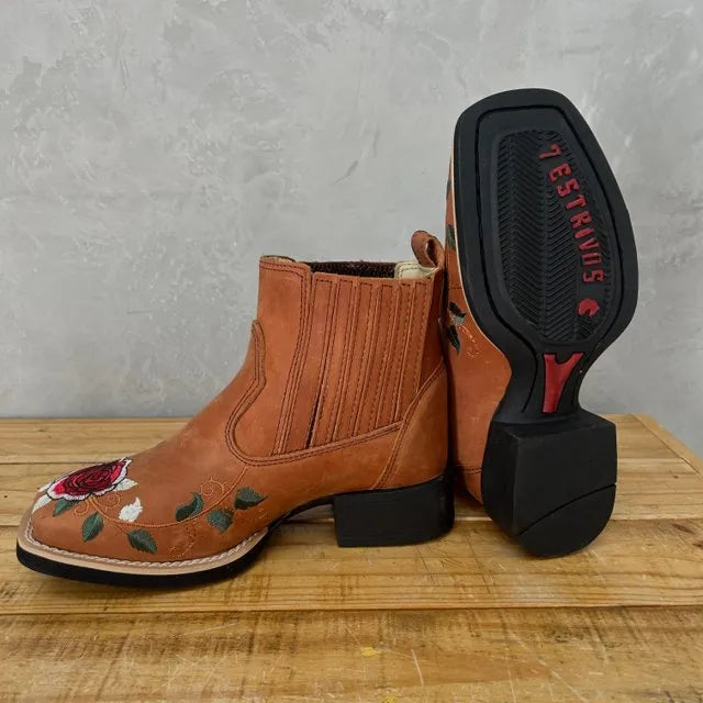 BotinaCanivete Amanda
- Couro Crazy Horse Telha | Bordado Flores