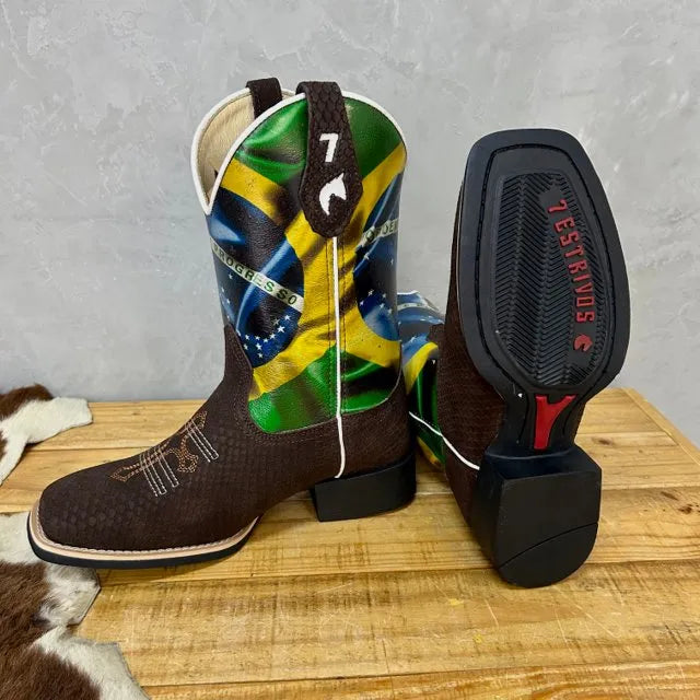 BotaFaca Muladeiros do Brasil
                                    - Couro Cano Nobuck Cru com Estampa | Couro Gáspea Nobuck Chocolate Estilizado em Tilápia | Florão com Cruz e Bainha Brasileira